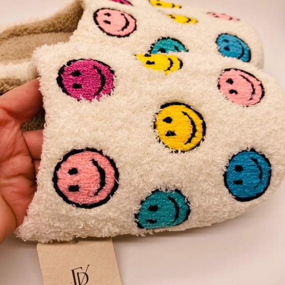 NWT Fadivo Fuzzy Smiley Face Slippers Ivory with Multicolor Smileys Small 5/6 - Picture 7 of 7